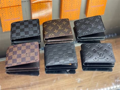 Kupi Ženske novčanici Louis Vuitton online na Shopsy.com.hr.